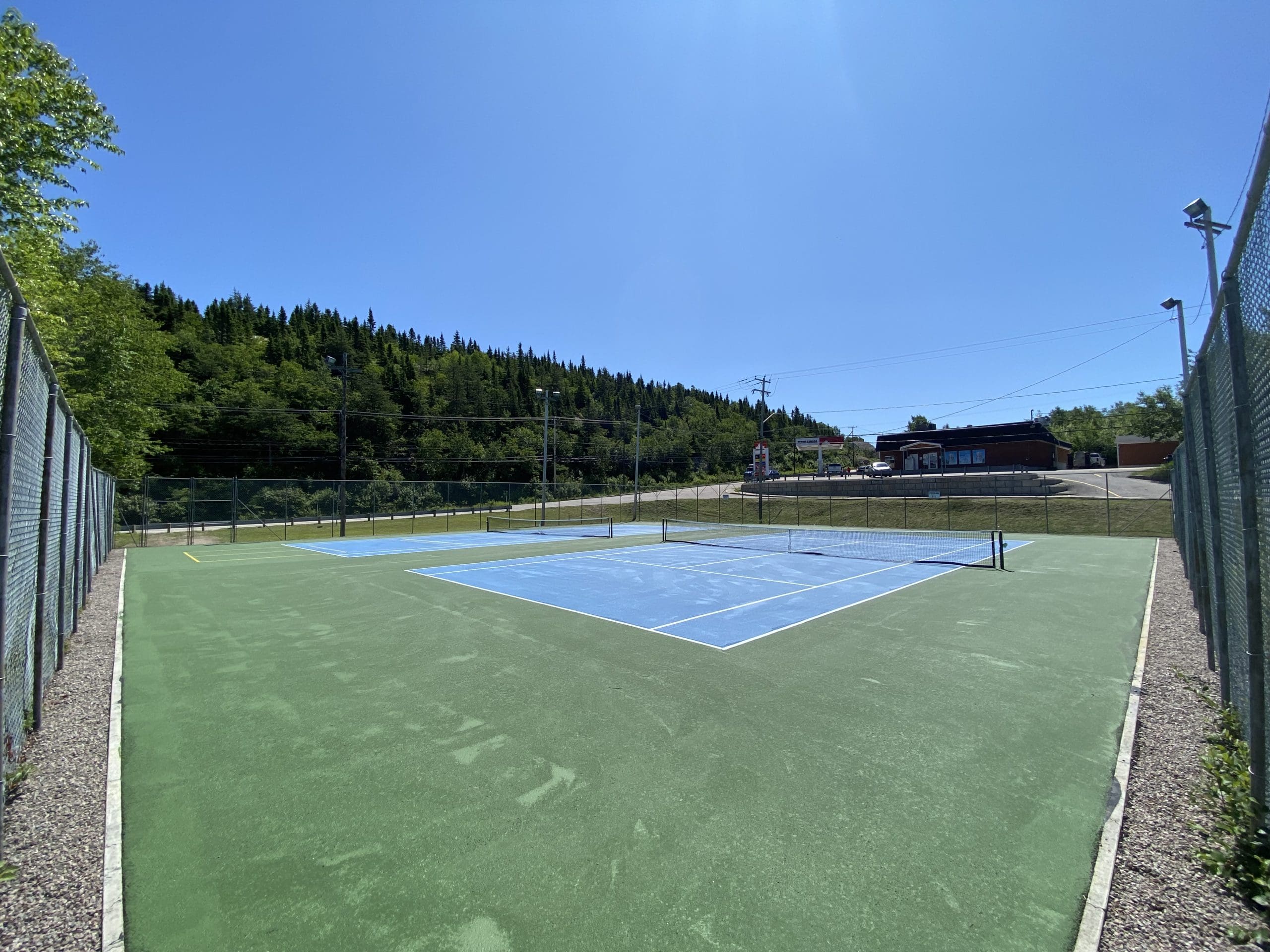 Les terrains de tennis et de pickleball sont prêts!